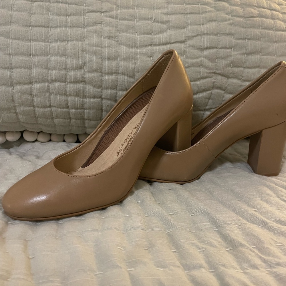 Walking Cradles Elegant Taupe  Women's Pumps. Size 4.5